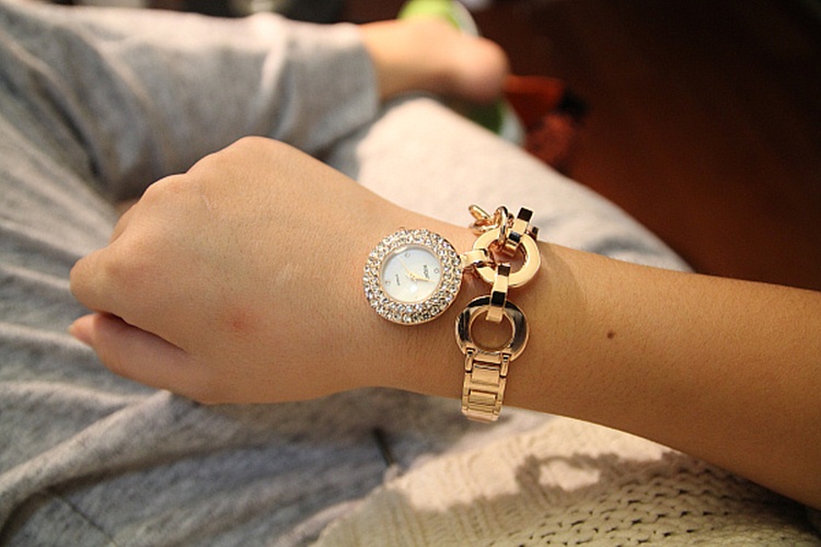 5132 altin manken uzerinde