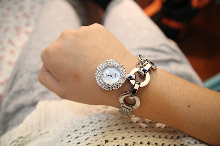 5132 gumus manken uzerinde