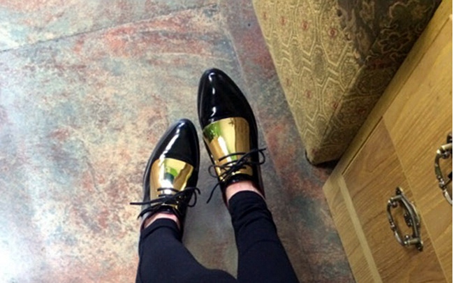 altin metal detayli bagcikli siyah oxford