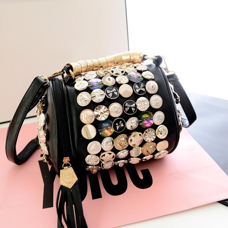 dugme suslu tasarim silindir siyah kol cantasi