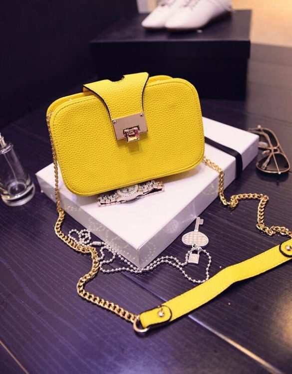 sari zincirli kucuk el cantasi