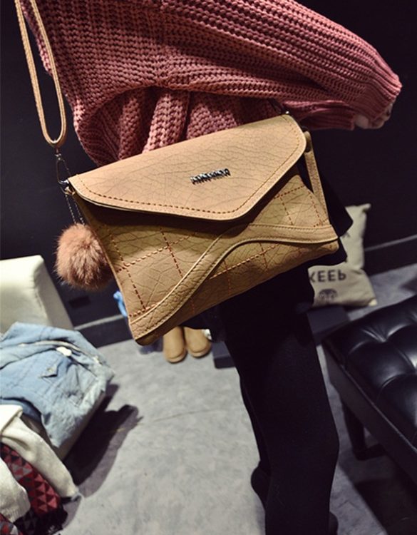 taba rengi deri ponponlu zarf canta